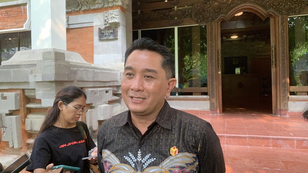 Ketua Bawaslu Bali I Putu Agus Tirta Suguna saat ditemui di kantor Gubernur Bali, Jumat (22/11/2024). (Rizki Setyo/detikBali)